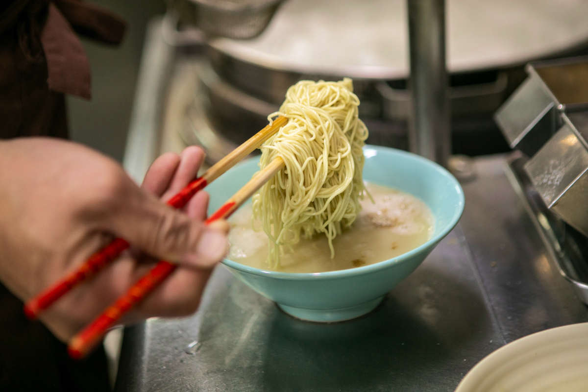 ラーメン盛り付け